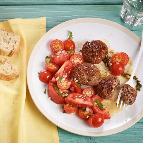 Frikadellen mit Tomatensalat