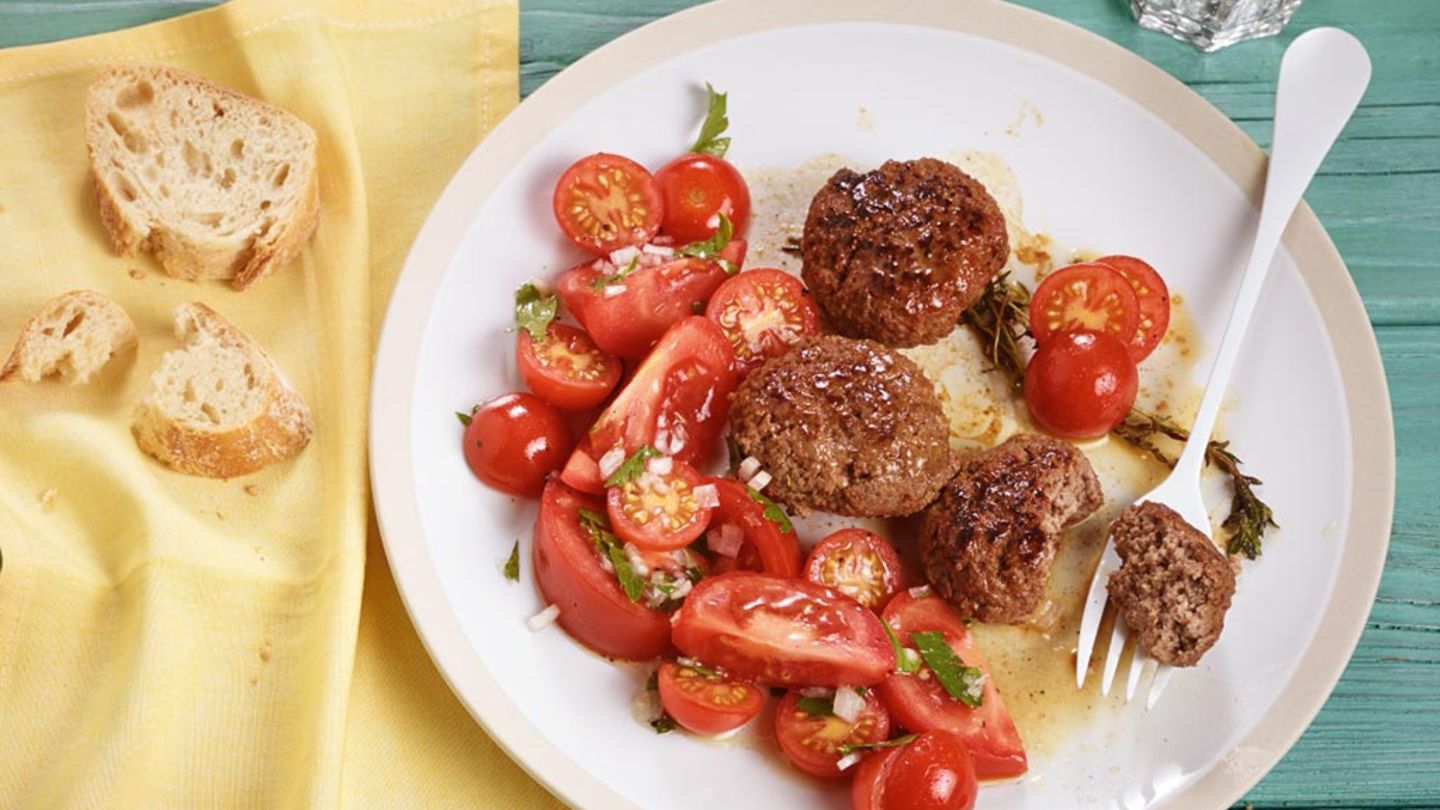 Frikadellen mit Tomatensalat Rezept