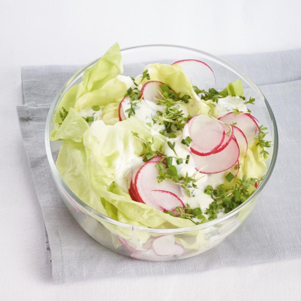 Grüner Salat mit Radieschen
