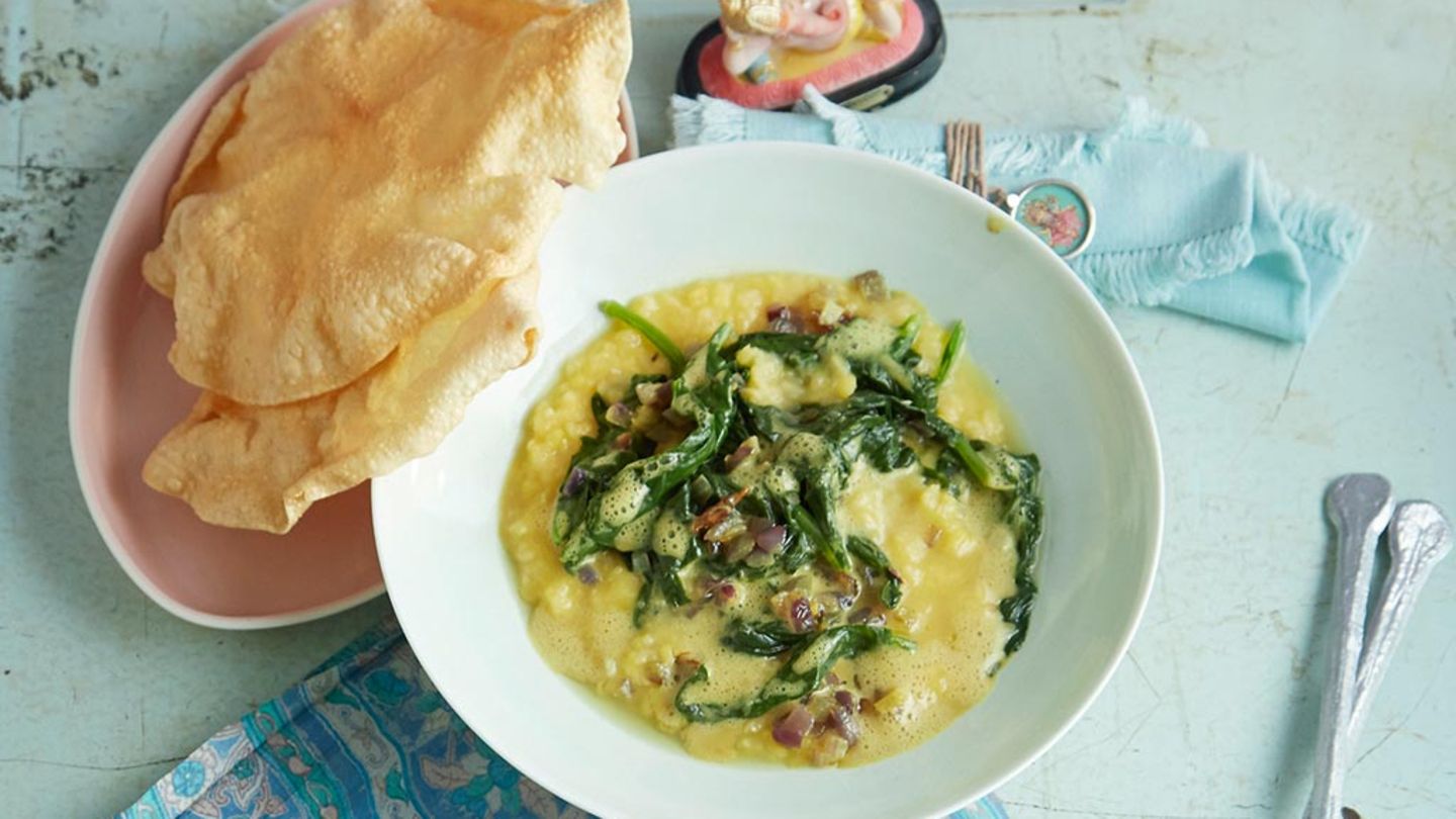 Spinat-Linsen-Dhal mit Papadams Rezept