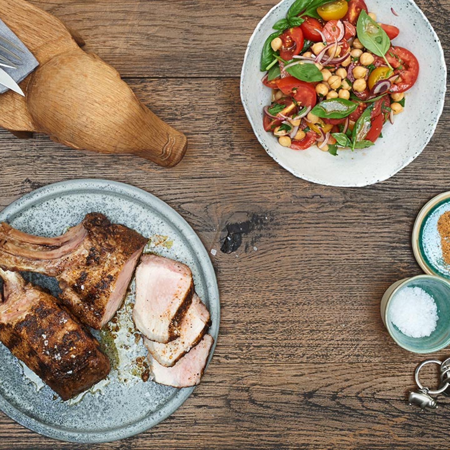 Doppeltes Kotelett mit Tomatensalat