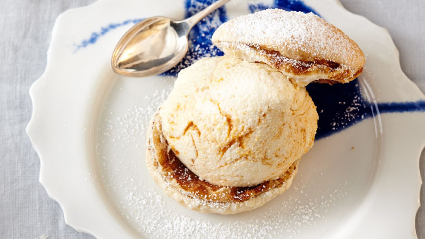 Marzipan-Sanddorn-Mousse mit Kaffee-Blätterteig Rezept