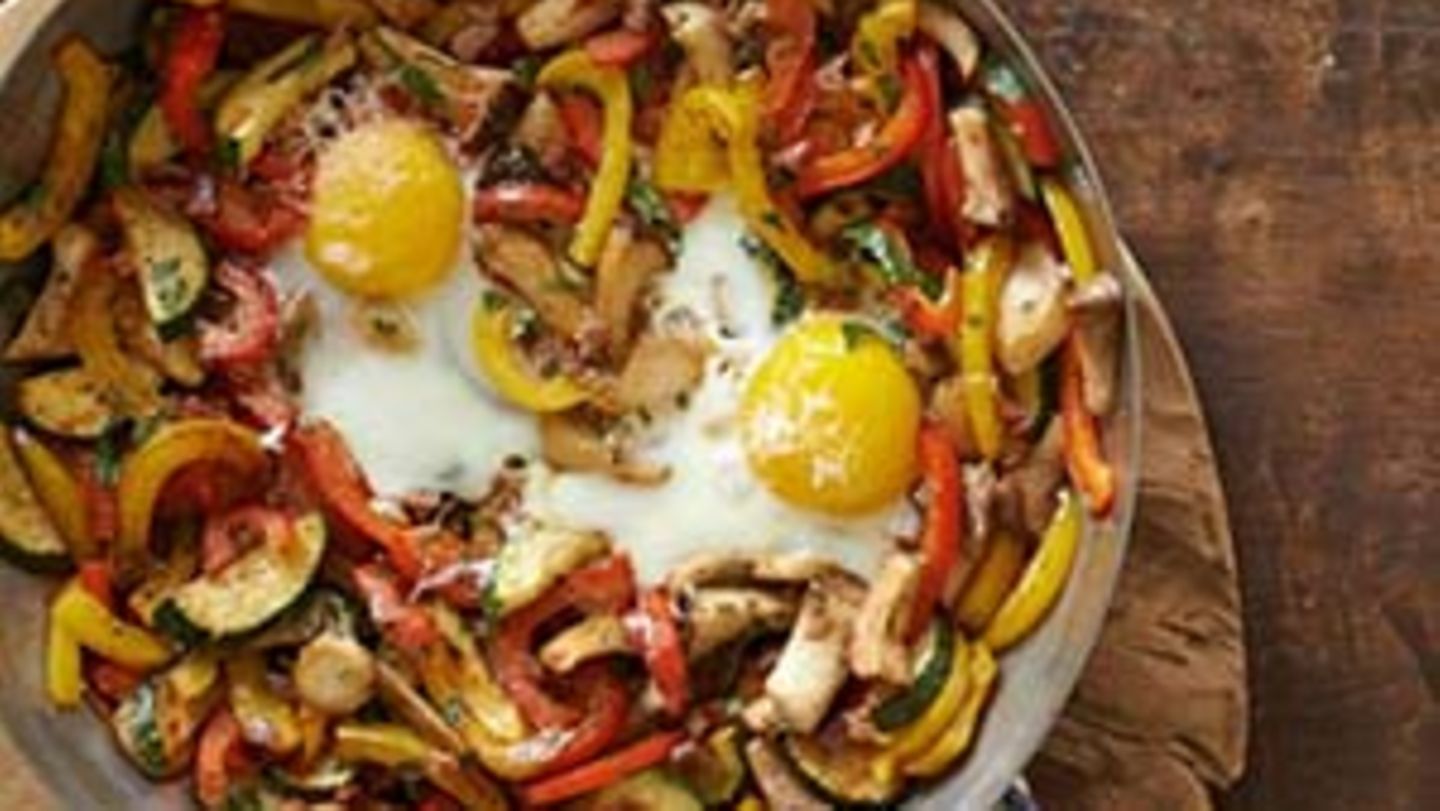 Gemüsepfanne mit Ei Rezept