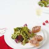 Salat mit Johannisbeer-Dressing und Paté-Schnitten