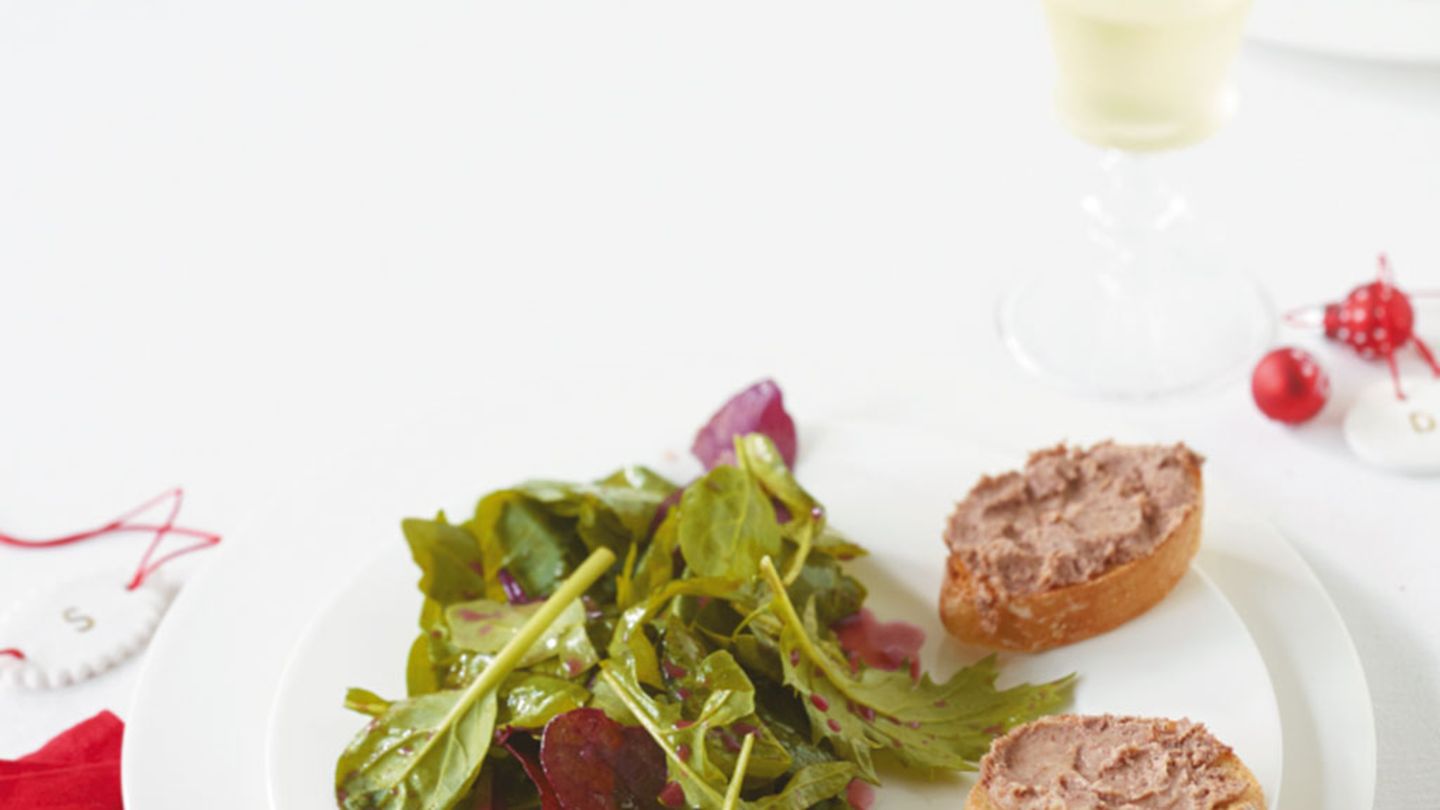 Salat mit Johannisbeer-Dressing und Paté-Schnitten Rezept