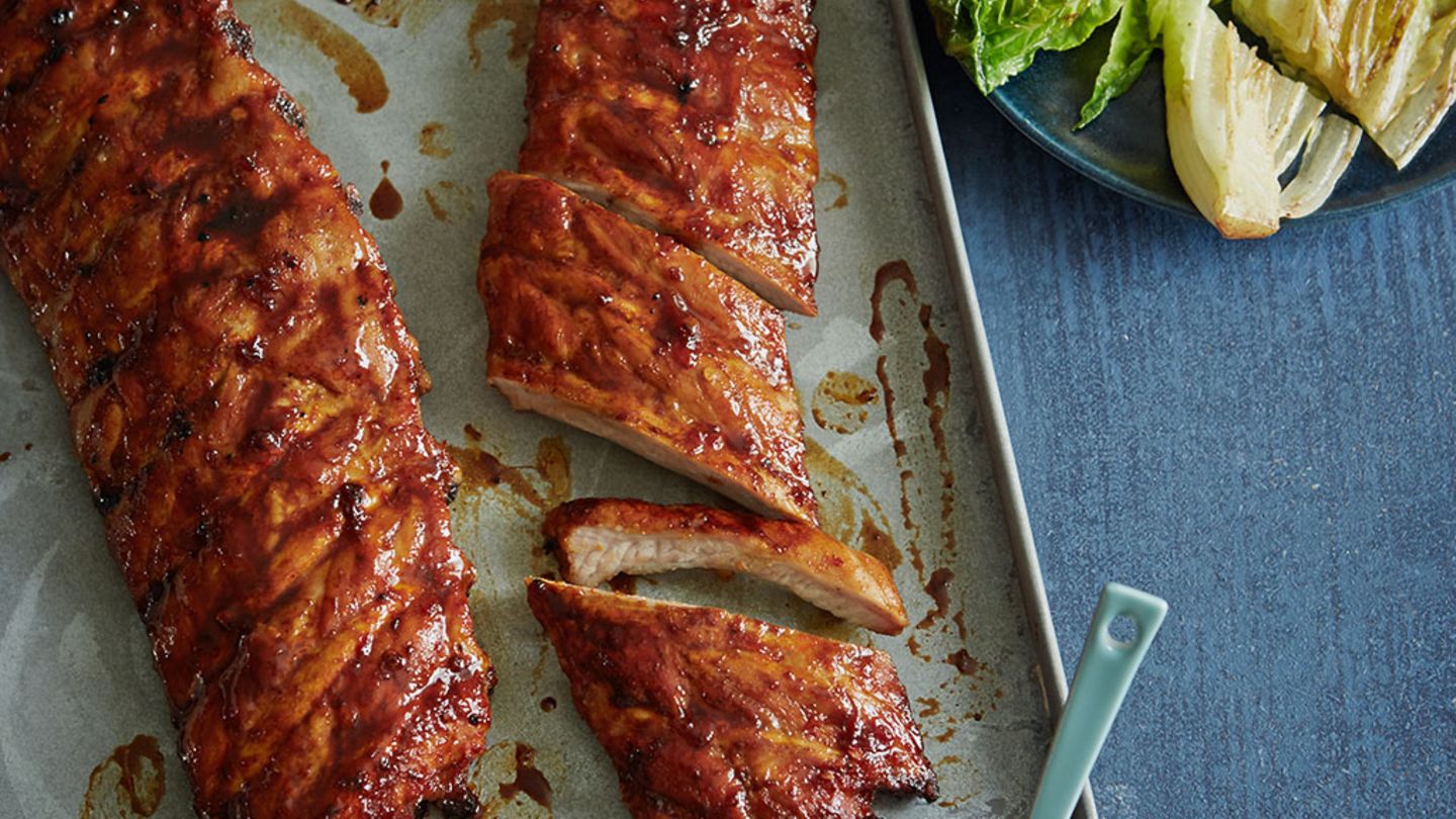 Spareribs mit Romanasalat und Zwiebeldip Rezept - [ESSEN UND TRINKEN]