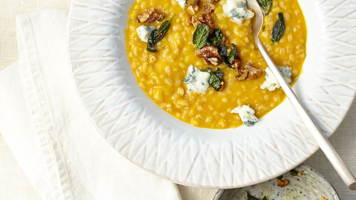 Kürbis-Graupotto mit Gorgonzola und Salbei-Walnüssen Rezept