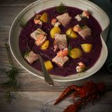 Rotkohlsuppe mit Schweinebauch und Flusskrebsen