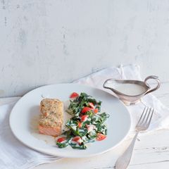Überbackener Lachs mit Essigsauce und Spinat