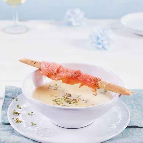 Meerrettichsuppe mit Lachs-Grissini
