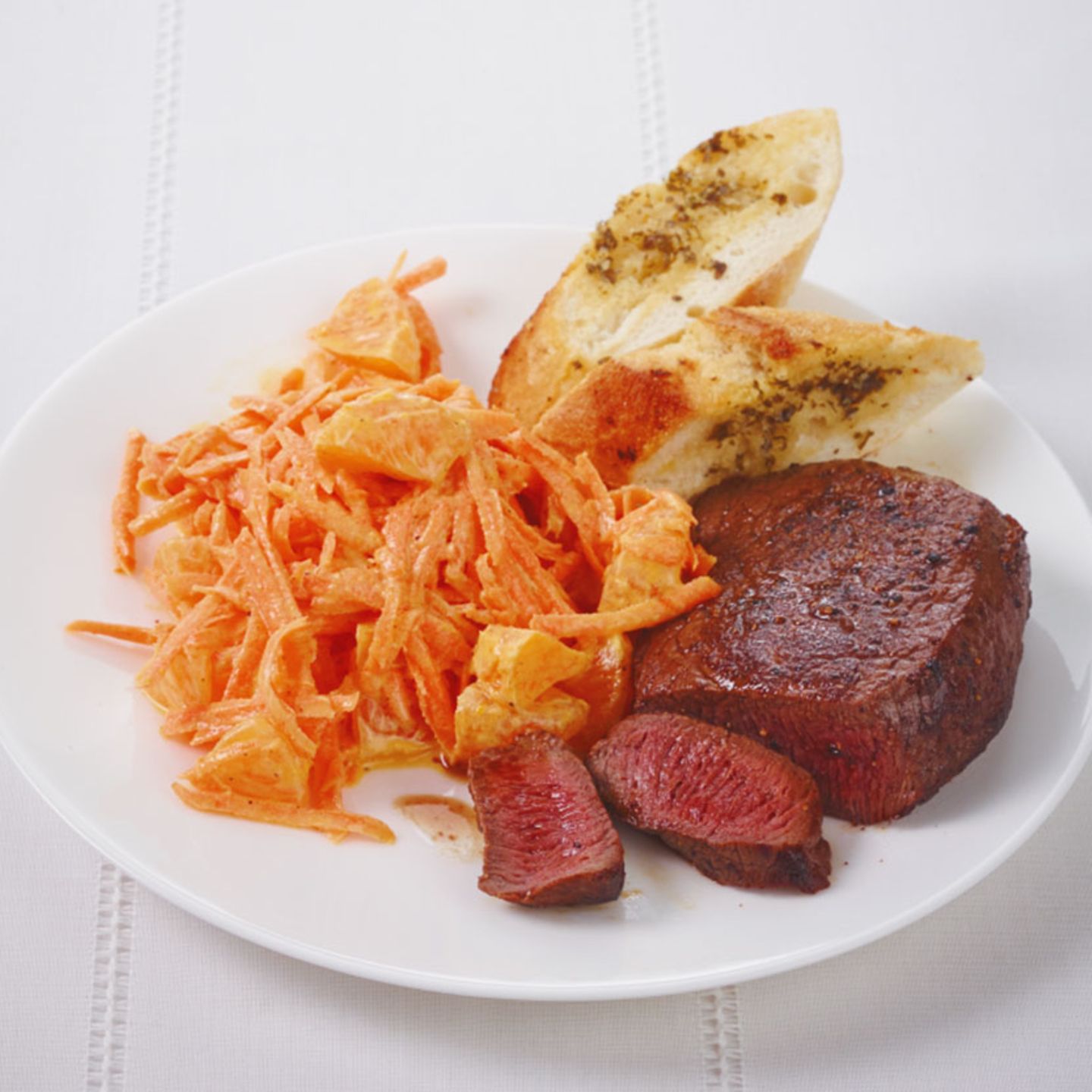 Steak mit Möhren-Mandarinen-Salat