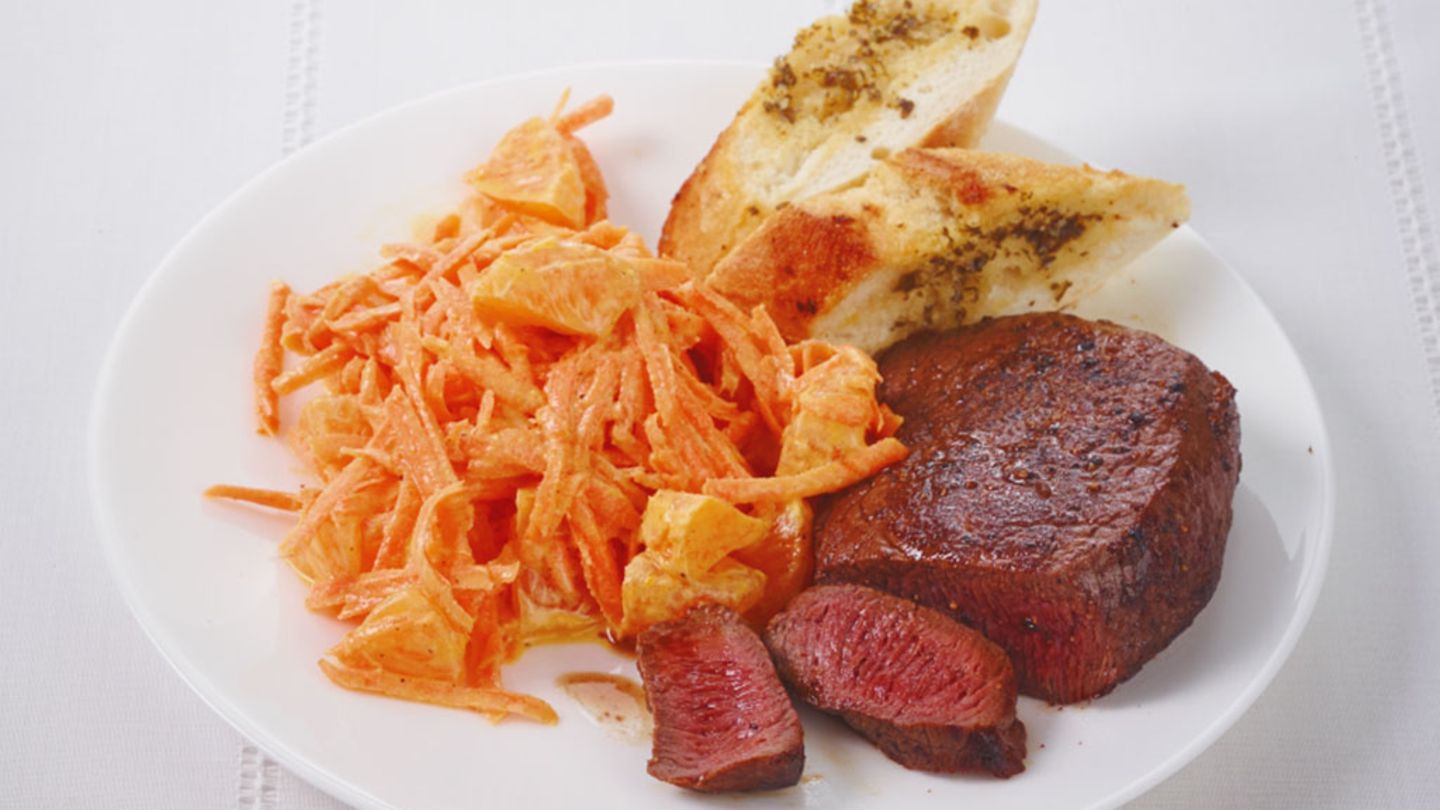 Steak mit Möhren-Mandarinen-Salat Rezept