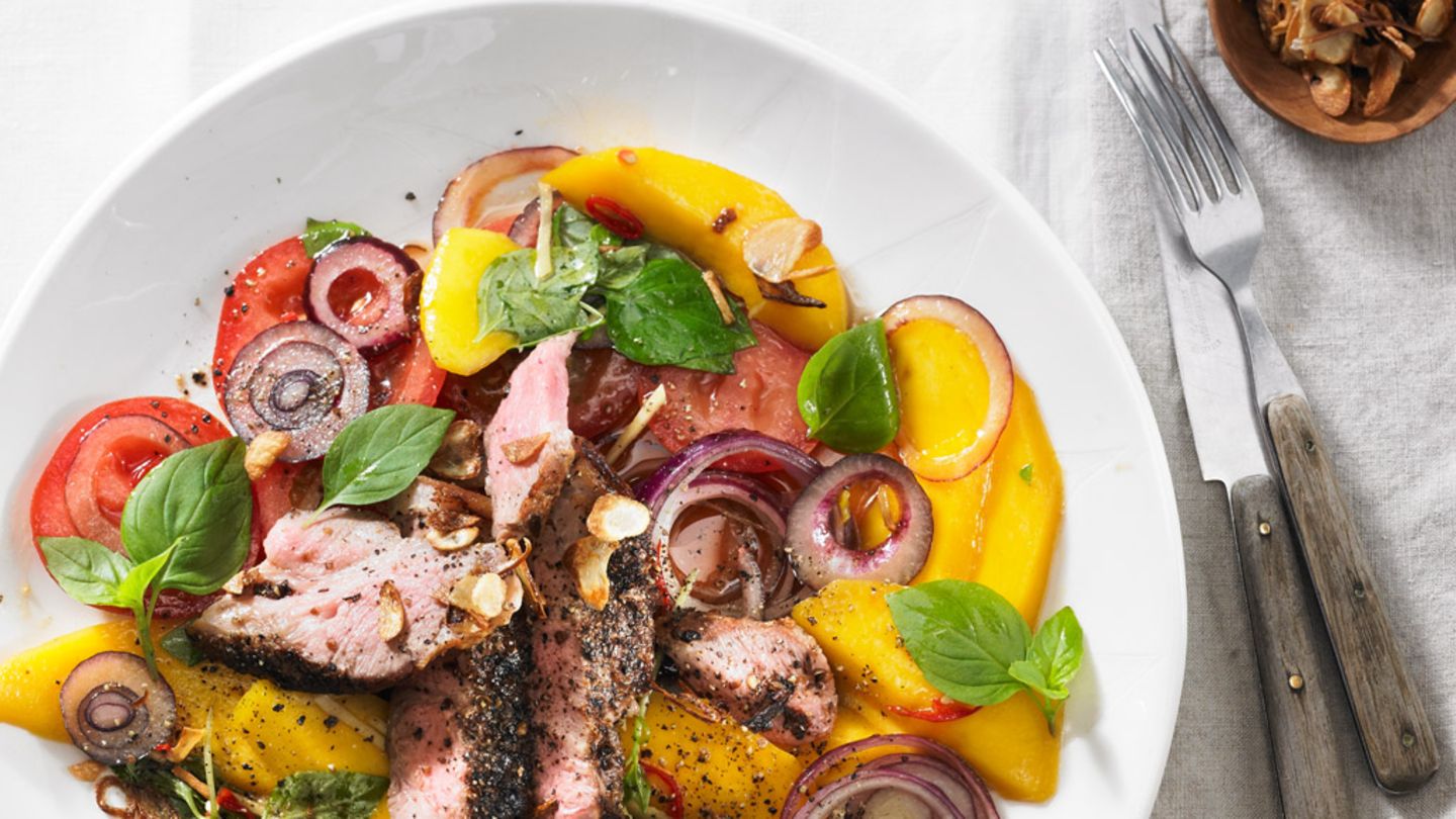 Schweinenacken auf fruchtig-scharfem Salat Rezept