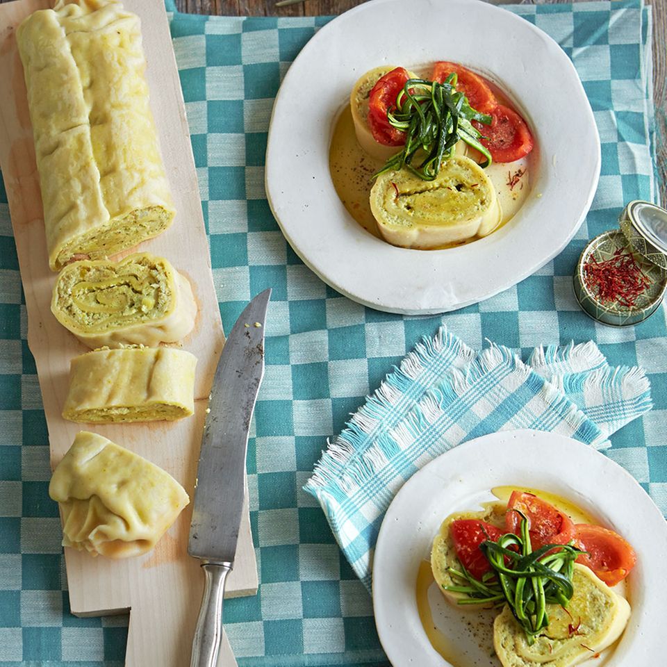 Nudelrolle mit Zucchinifüllung Rezept - [ESSEN UND TRINKEN]