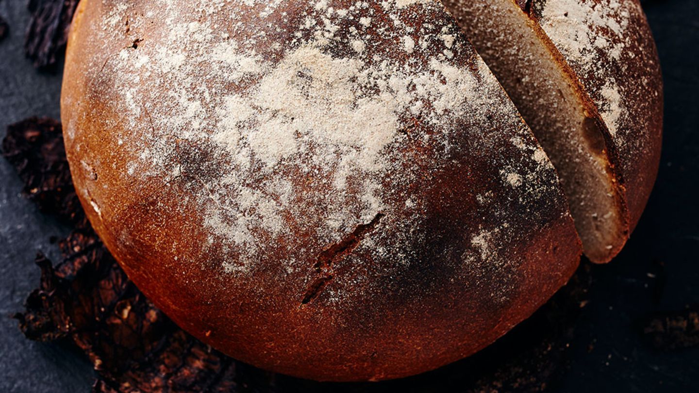 Bauernbrot auf Kohl und Speck gebacken Rezept