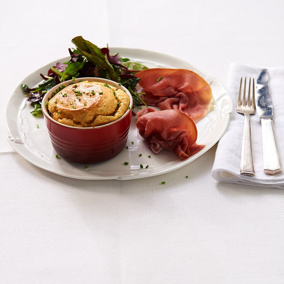 Käse-Soufflé mit Salat und Schinken