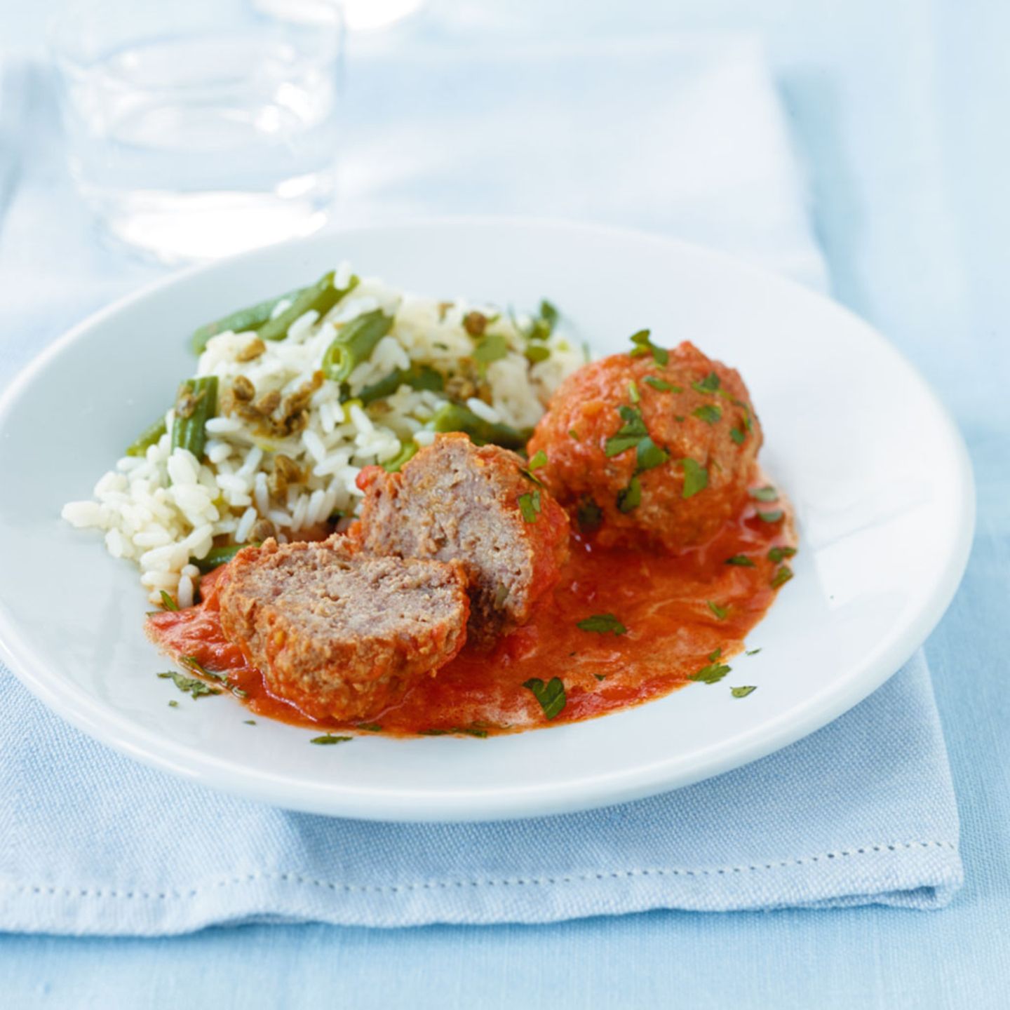 Hackklöße in Tomatensauce