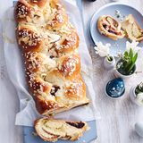 Nicht nur zu Ostern ein Genuss: Im saftigen Teig verstecken sich Orange-Haselnuss, Pistazienmarzipan und fruchtige Kirschfüllung.