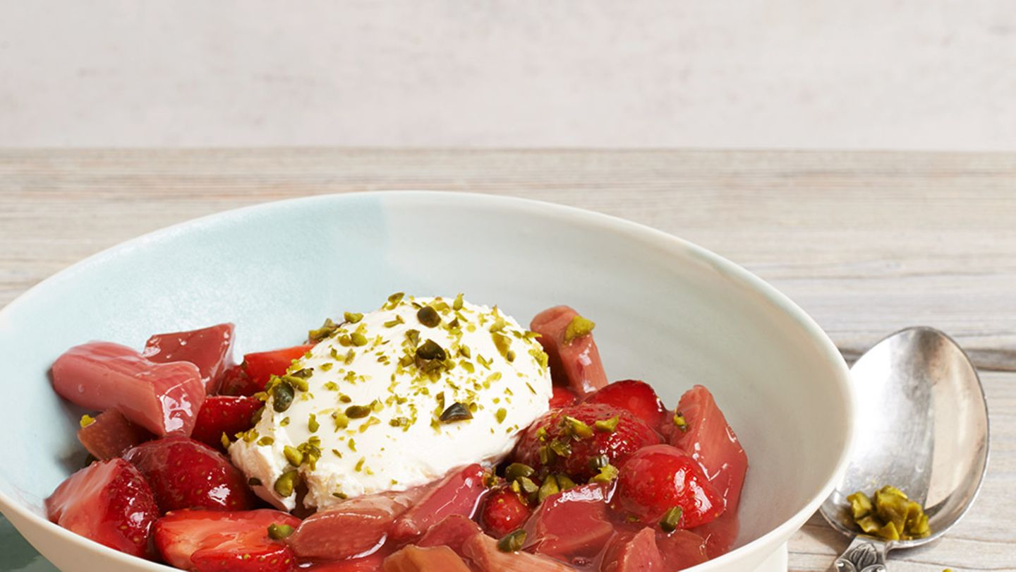 Rhabarber-Erdbeer-Kompott mit Quarkcreme Rezept