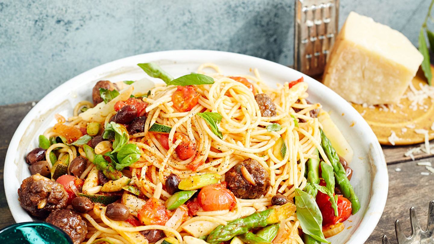Pasta mit Gemüse-Sugo und Polpette Rezept