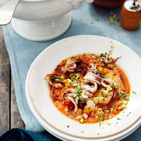 Tomaten-Brot-Suppe mit Calamari