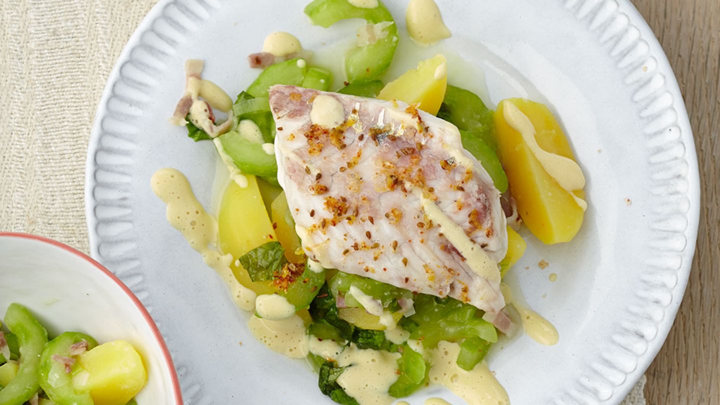 Zander mit Senfschaum auf Kartoffel-Gurken-Gemüse Rezept