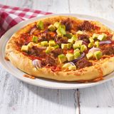 Scharfe Pizza mit Avocado