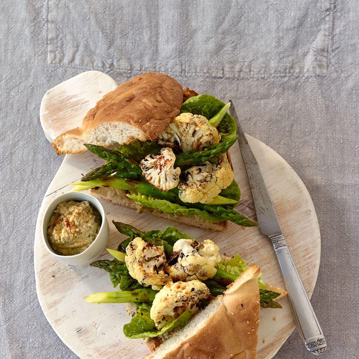 Fladenbrot mit Spargel und Hummus