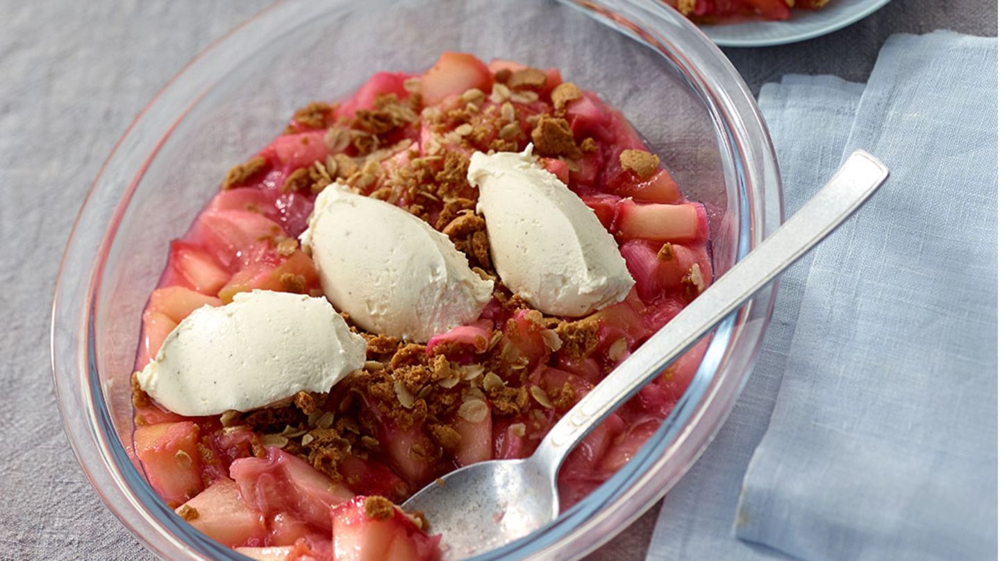 Apfel-Rhabarber-Crumble mit Amarettini Rezept