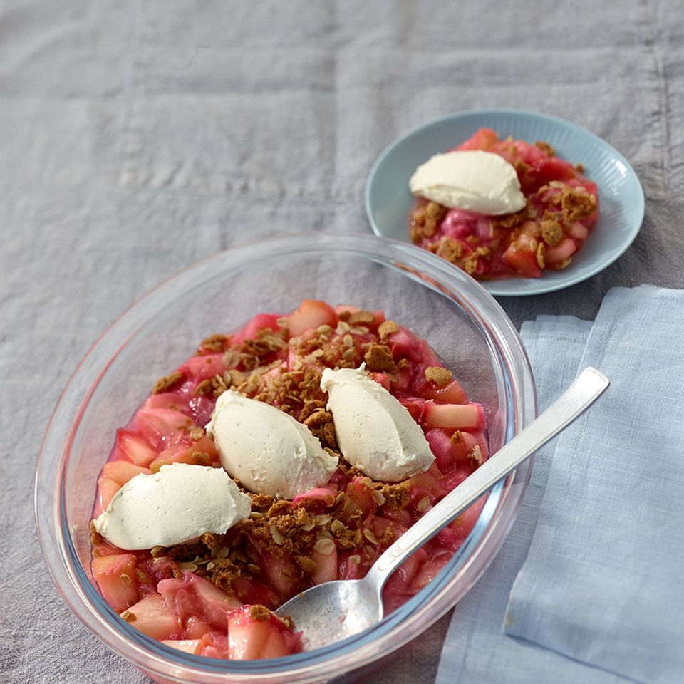 Rhabarber-Crumble Rezept - [ESSEN UND TRINKEN]