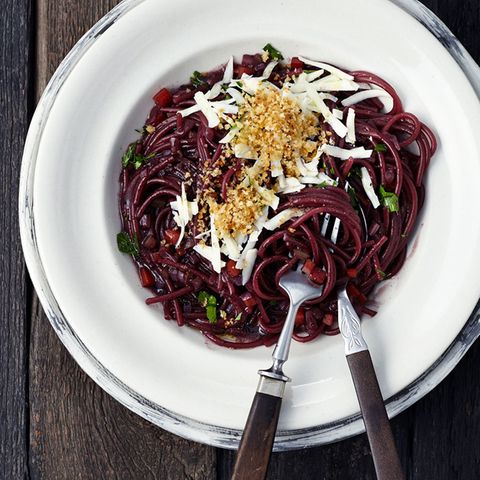 Die in Gemüse-Rotwein-Fond gegarten Spaghetti glänzen mit großem Geschmack und toller Optik.