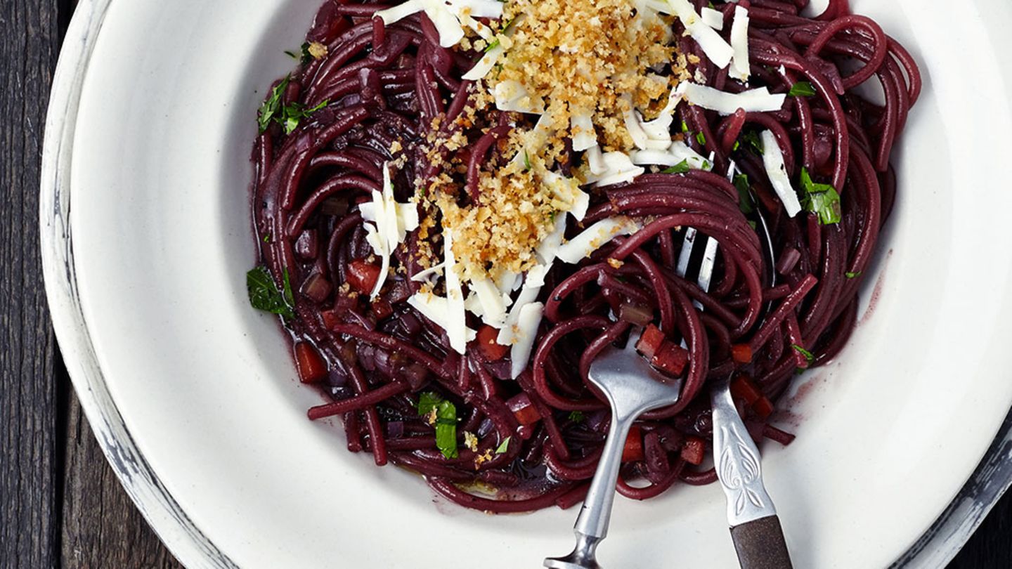 Rotwein-Pasta mit Knusperbröseln Rezept - [ESSEN UND TRINKEN]