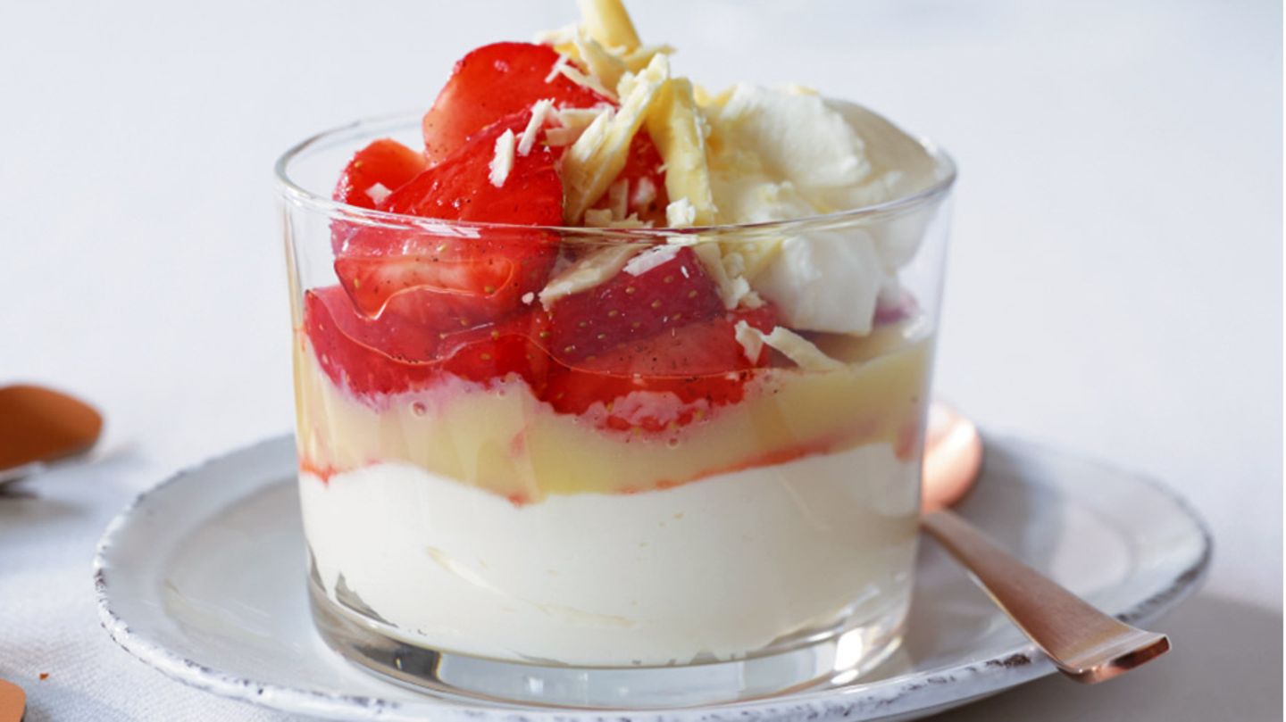 Marinierte Erdbeeren mit weißer Schoko-Sauce Rezept