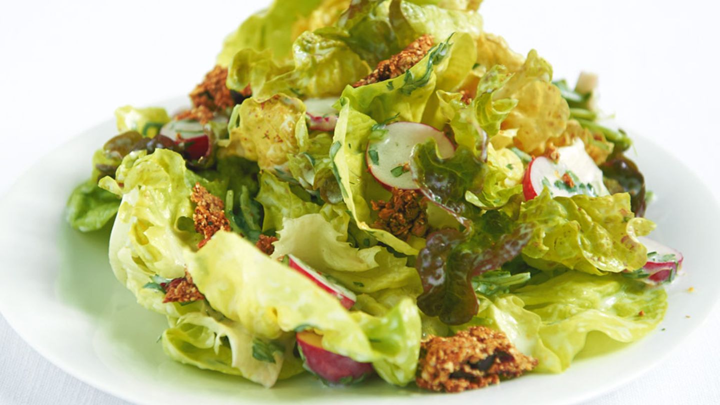 Salat mit Müsliriegel Rezept