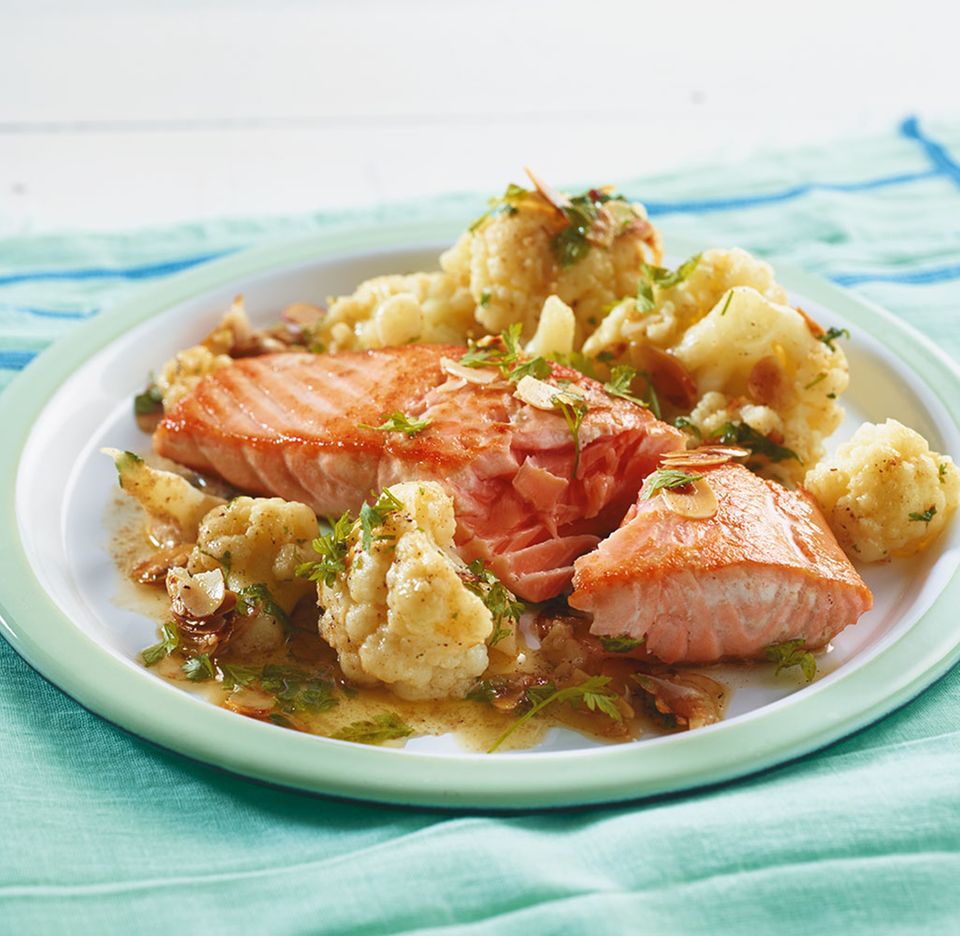 Lachs mit Mandel-Blumenkohl Lachs mit Mandel-Blumenkohl