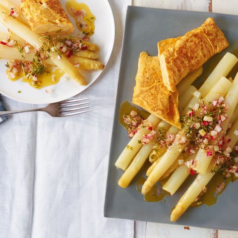 Spargel mit Radieschen-Vinaigrette und Omelett
