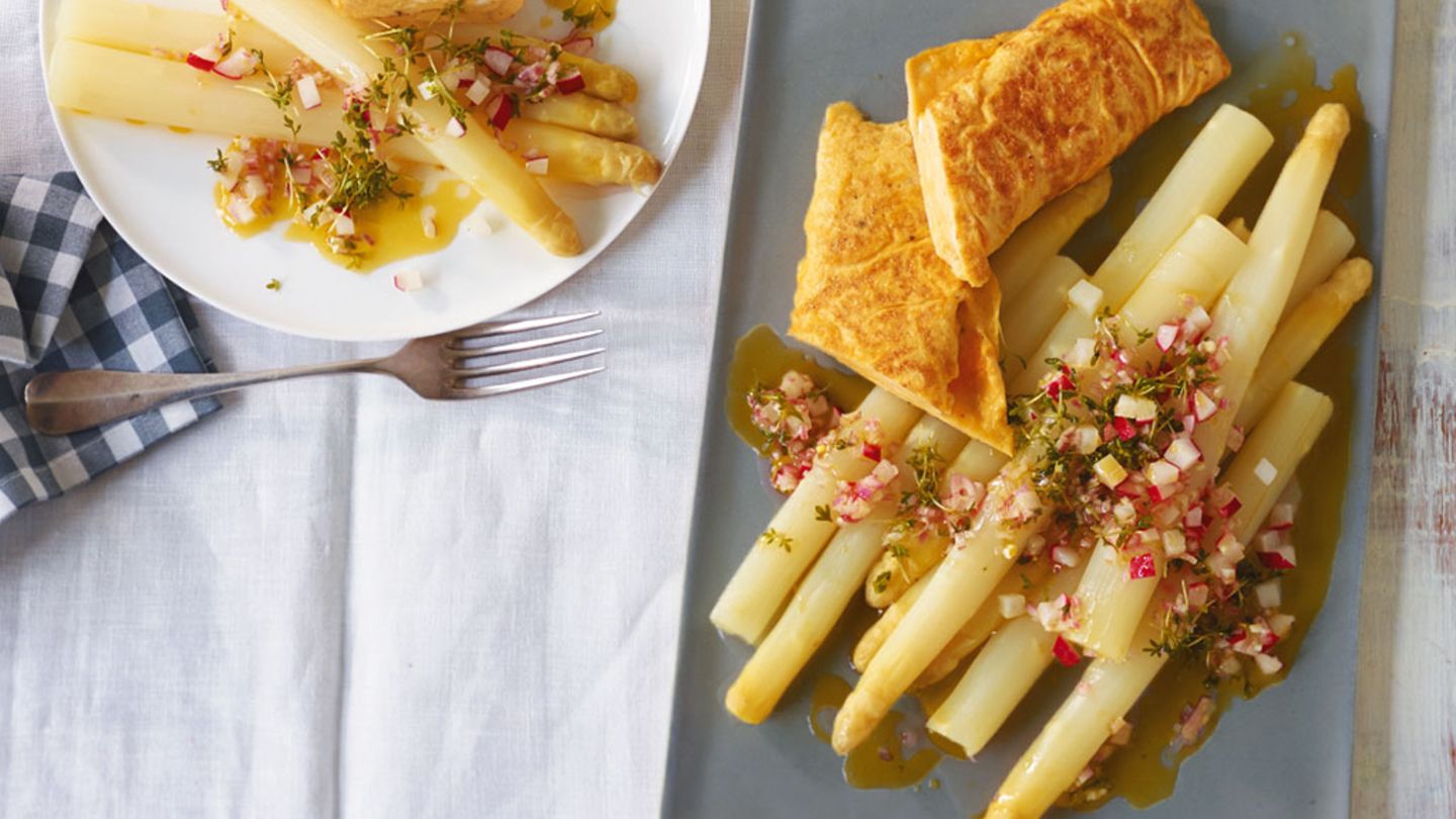 Spargel mit Radieschen-Vinaigrette und Omelett Rezept