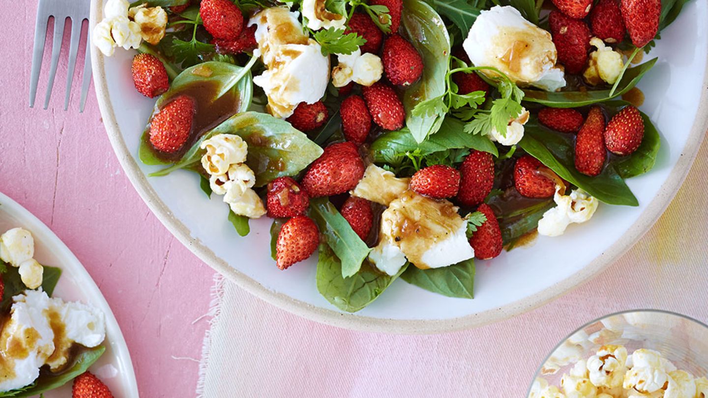 Erdbeer-Kräuter-Salat mit Burrata Rezept