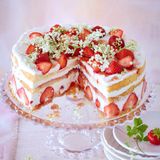 Erdbeer-Holunderblüten-Torte