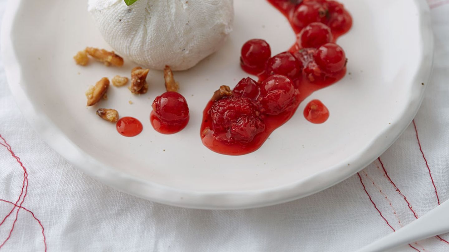 Joghurtbällchen mit Beerensalat Rezept