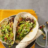 Chili-Hack-Wrap mit Avocado-Melonen-Salsa