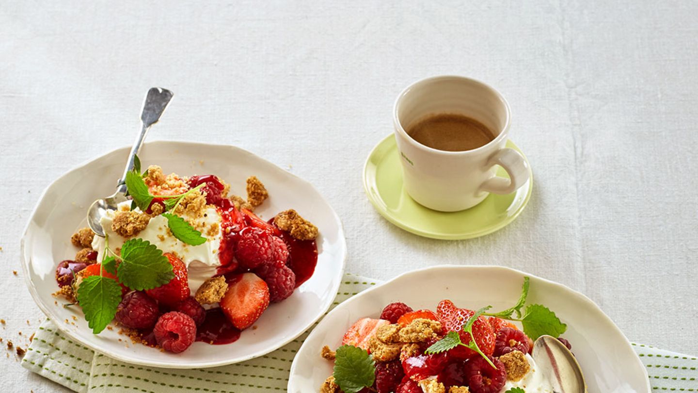 Mascarpone mit Beeren und Streuseln Rezept