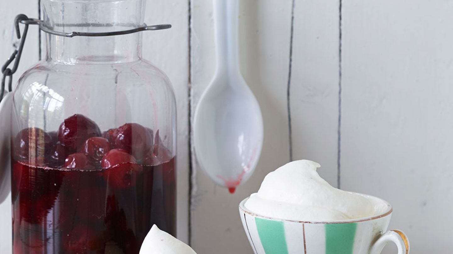 Sauerkirschen in Gewürz-Rum Rezept