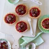 Tartelettes mit Schoko-Creme und Cognac-Kirschen