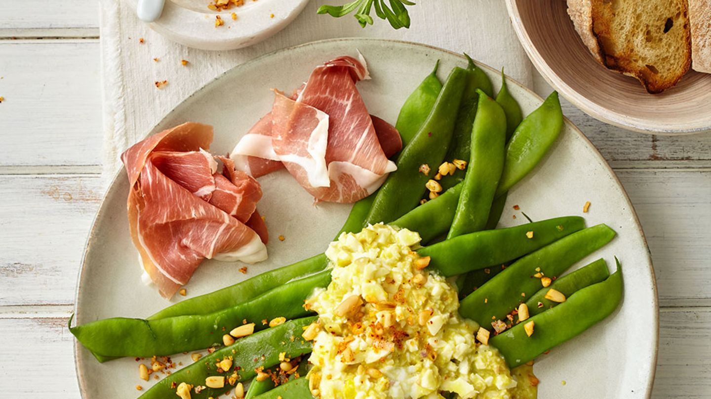 Bohnen mit Eier-Oliven-Sauce und Pinienkernsalz Rezept