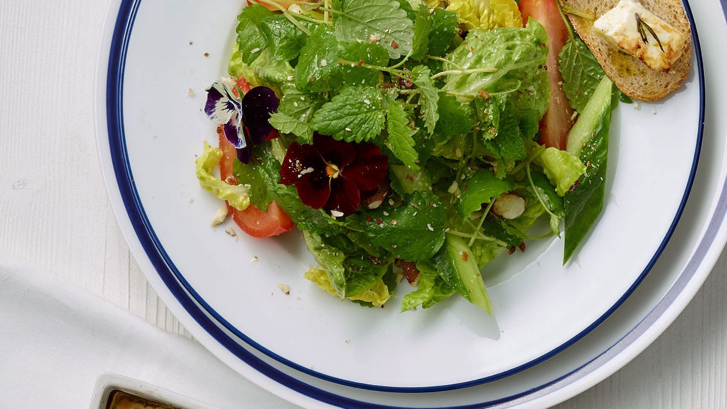 Zitronenmelissesalat mit gebackenem Käse Rezept