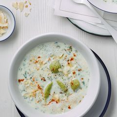 Kalte Kräuter-Buttermilch-Suppe mit Quarknocken
