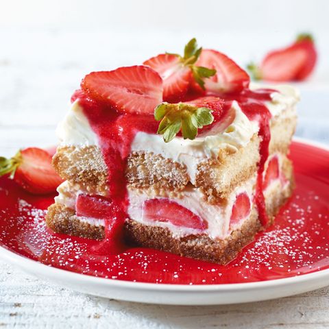 Erdbeer-Tiramisu auf rotem Teller mit frischen Erdbeeren