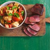 Steak mit Tomaten-Brot-Salat