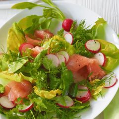 Kräutersalat mit Lachs